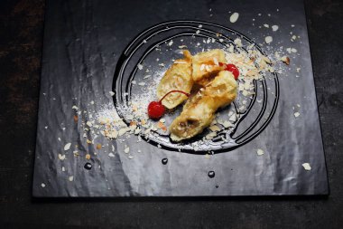 Muzlu kek. Tempuralı ve muzlu tatlı.