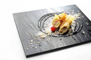 Hindistan cevizli kekle kızartılmış muz. Tatlı meyve tatlısı..