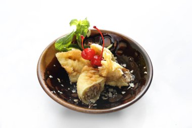 Hindistan cevizli kekle kızartılmış muz. Tatlı meyve tatlısı..