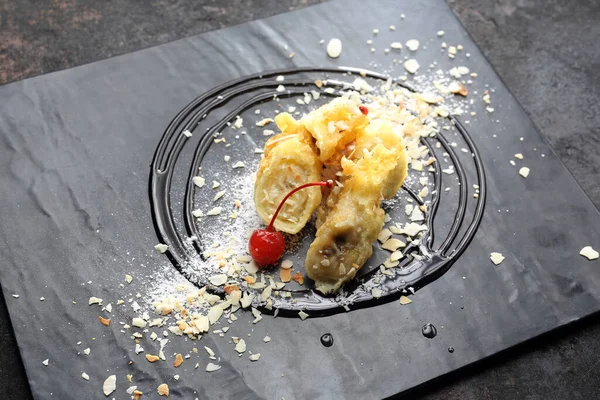 Hindistan cevizli kekle kızartılmış muz. Tatlı meyve tatlısı..