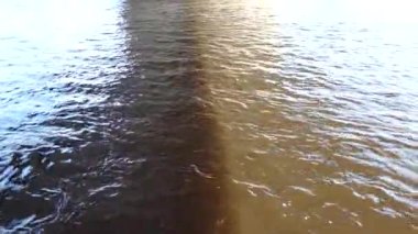 Nehir suyuna gölge düşür