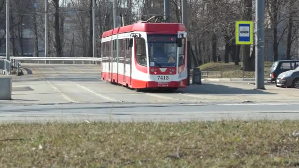 Saint Petersburg, Russia - april 2020. Trams in traffic in city surrounds. — Stock Video