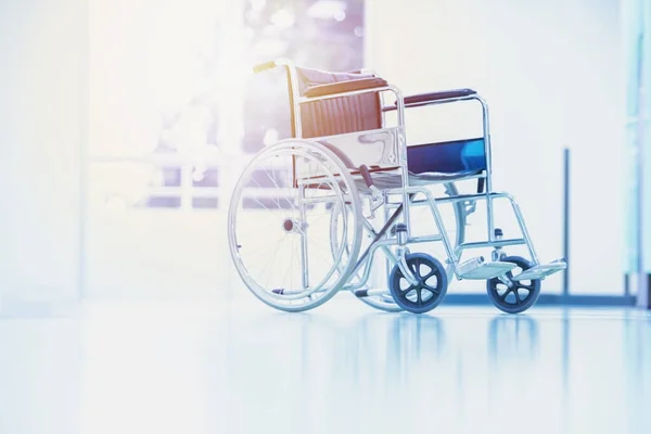 医院里的轮椅 近距离观察空荡荡的轮椅 轮椅等着病人的服务 区域内有复制空间 — 图库照片