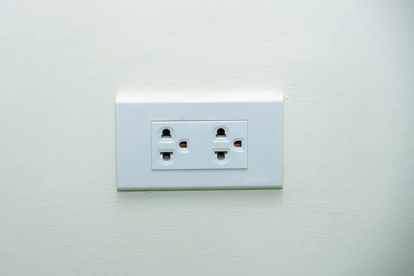 电源插头 墙上的白墙插座 一个按钮的电源插座 白墙上的电源插座 — 图库照片