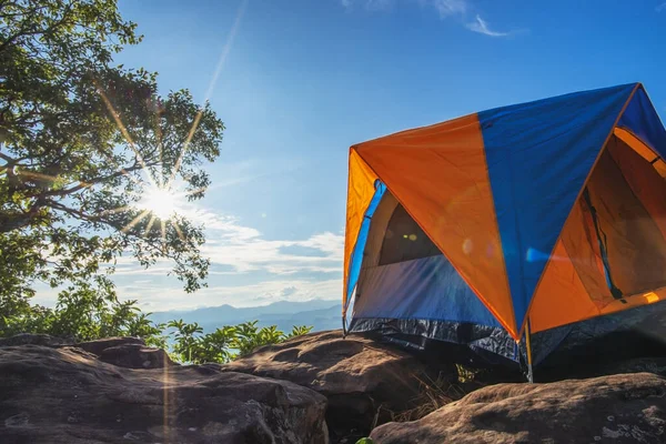 Turisti Piantano Una Tenda Sulla Scogliera Vedere Bellezza Dell Alba — Foto Stock