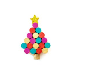 Beyaz şenlik arka planında izole edilmiş renkli el yapımı Noel ağacı.