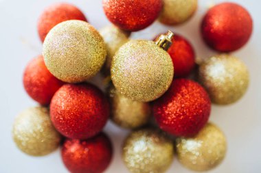 Kırmızı ve altın Noel topları dekorasyonu.