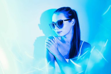 Mavi neon ışıklı bir kadının gece görüntüsü..