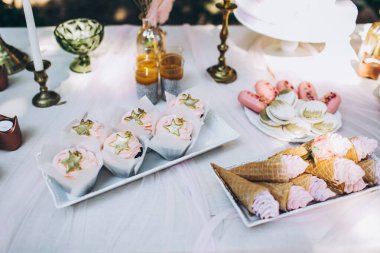 Üzerinde yıldızlar ve masada pembe şekerlemeler olan lezzetli doğum günü kekleri..