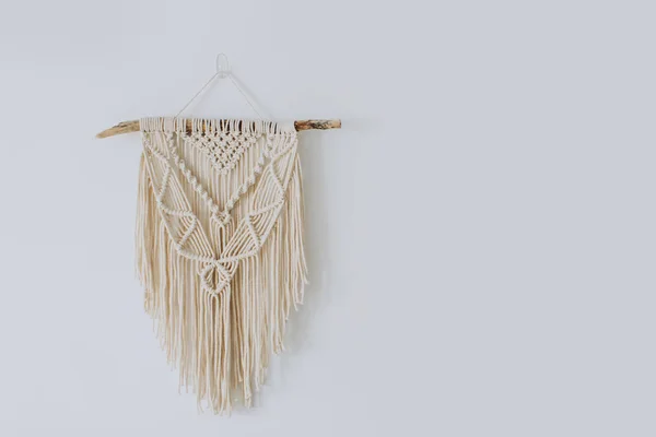 Handgemaakte macrame decoratie opknoping op een witte lege muur. — Stockfoto