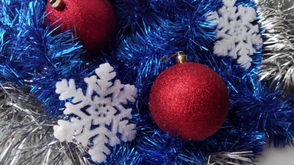 Juguetes de árbol de Navidad y decoraciones. Bolas de Navidad, oropel y copos de nieve — Vídeos de Stock