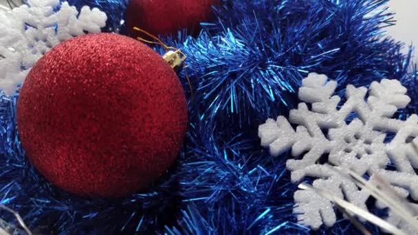 Різдвяні іграшки та прикраси. Різдвяні кульки, мішура та сніжинки — стокове відео