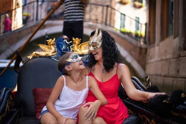 Matka Dcera Nosí Benátské Masky Cestují Gondolou Italských Kanálech Benátkách — Stock fotografie