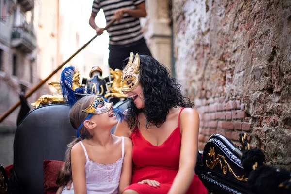 Uma Mãe Sua Filha Usam Máscaras Venezianas Viajam Com Gôndola — Fotografia de Stock