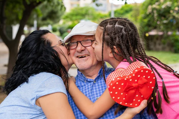 Nipote Sua Madre Fanno Regalo Sorpresa Suo Padre Felice Giorno — Foto Stock