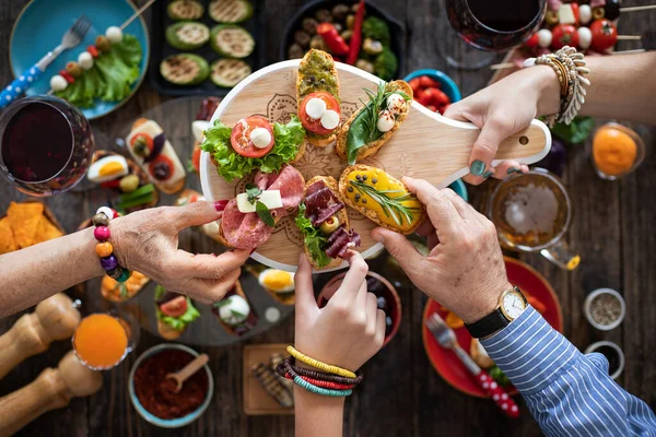 Het Aanbieden Serveren Van Vele Soorten Tapas Aan Mensen Handen — Stockfoto