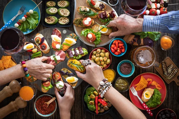 Erbjuder Och Serverar Många Typer Tapas Till Människor Händerna Bordet — Stockfoto