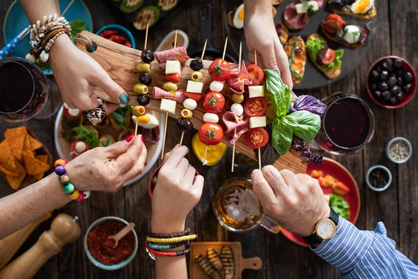 Het Aanbieden Serveren Van Vele Soorten Tapas Aan Mensen Handen — Stockfoto