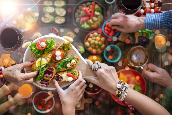 Het Aanbieden Serveren Van Vele Soorten Tapas Aan Mensen Handen — Stockfoto