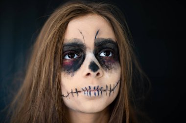 Korkunç makyajlı bir kız ve cadılar bayramı balkabağı, cadılar bayramı konsepti. 