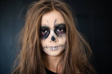 Korkunç makyajlı bir kız ve cadılar bayramı balkabağı, cadılar bayramı konsepti. 