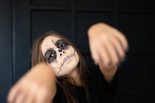 Uma Menina Com Maquiagem Assustadora Uma Abóbora Halloween Halloween Compõem — Fotografia de Stock