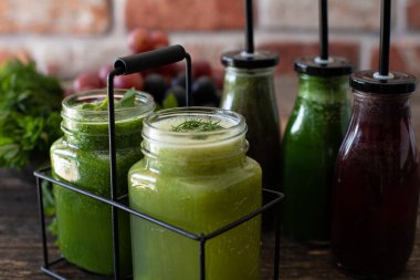 Taze sebze suyu ve sağlıklı meyve suyu ile detoks. Antioksidan yiyecekler.