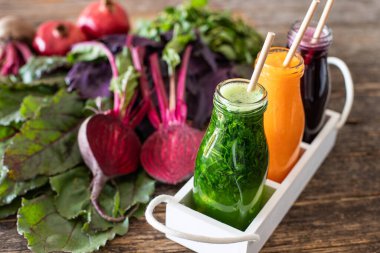 Taze sebze suyu ve sağlıklı meyve suyu ile detoks. Antioksidan yiyecekler.