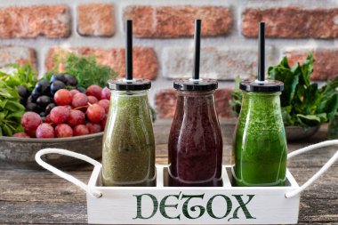 Taze sebze suyu ve sağlıklı meyve suyu ile detoks. Antioksidan yiyecekler.