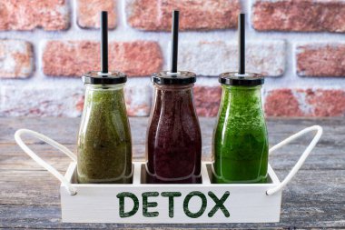 Taze sebze suyu ve sağlıklı meyve suyu ile detoks. Antioksidan yiyecekler.