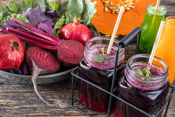 Taze sebze suyu ve sağlıklı meyve suyu ile detoks. Antioksidan yiyecekler.