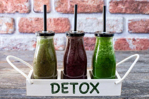 新鮮な野菜ジュースと健康的なフルーツジュースでデトックス 抗酸化食品 — ストック写真