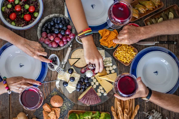 Familie Diner Voor Een Feest Met Rode Wijn Proost Top — Stockfoto