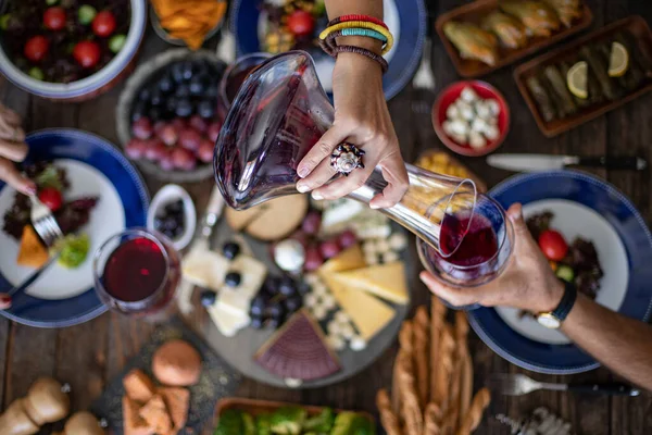 Familie Diner Voor Een Feest Met Rode Wijn Proost Top — Stockfoto