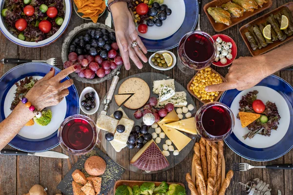 Jantar Família Para Uma Celebração Com Vinho Tinto Vivas Vista — Fotografia de Stock