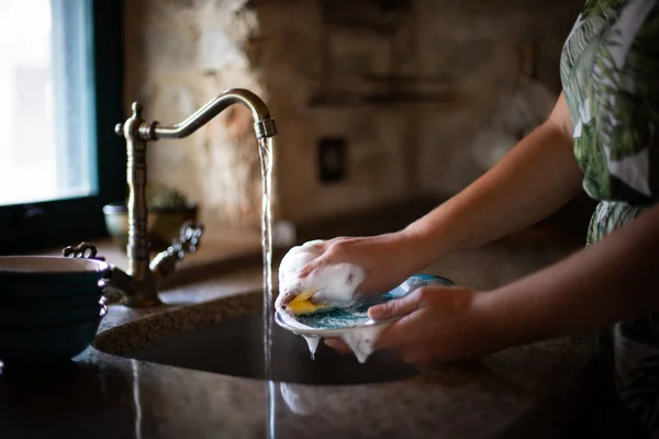 Lavando Pratos Cozinha Desperdiçando Água Conceito Aquecimento Global — Fotografia de Stock