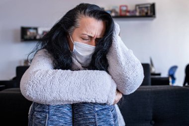 Coronavirus için maske takan acı çeken bir kadın. Hasta bir kadınla Covid 19 konsepti.