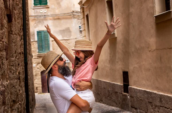 父はイタリアの狭い通りで娘と遊んでいた 父の日お互いを抱き合って祝う — ストック写真