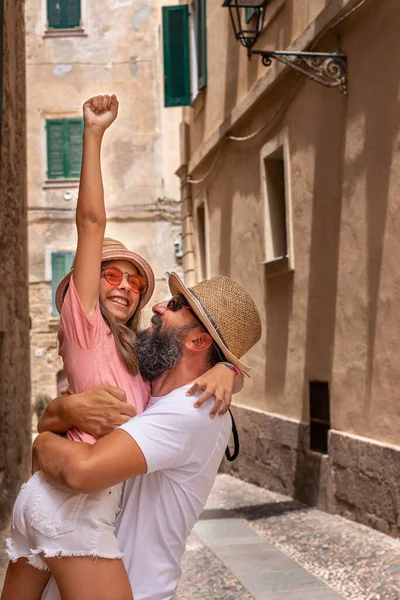 Отец Играет Своей Дочерью Узкой Улице Италии День Отцов Празднующих — стоковое фото