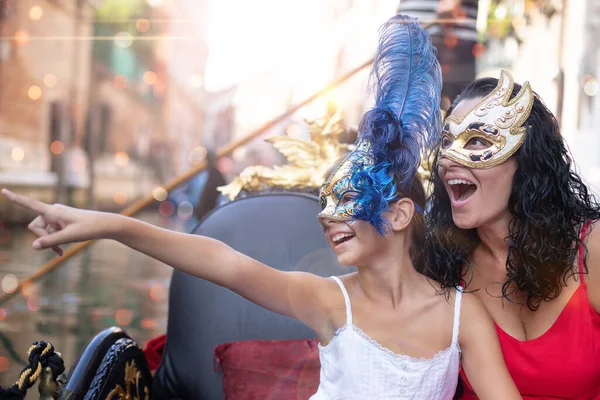 Uma Mãe Sua Filha Usam Máscaras Venezianas Viajam Com Gôndola — Fotografia de Stock