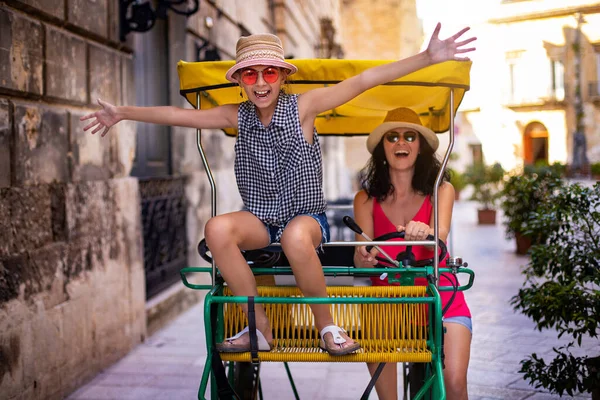 Família Turística Divertindo Com Bicicleta Tandem Nas Ruas Estreitas Lecce — Fotografia de Stock