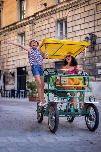 Família Turística Divertindo Com Bicicleta Tandem Nas Ruas Estreitas Lecce — Fotografia de Stock