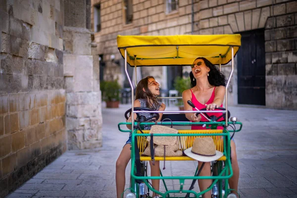 Família Turística Divertindo Com Bicicleta Tandem Nas Ruas Estreitas Lecce — Fotografia de Stock