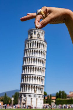 Eğik Pisa Kulesi 'nin fotoğraflarını tutmak, Pisa Kulesi' yle oyunlar oynamak.