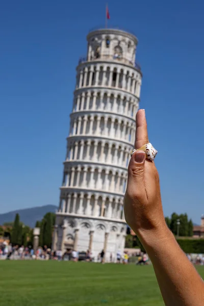 Přidržování Fotografií Šikmé Věže Pise Hraní Her Věží Pisa — Stock fotografie