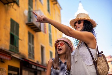 Güzel Fransa 'nın dar sokaklarında yürüyen bir turist kadın ve kızı. Aileyle tatil kavramı. 