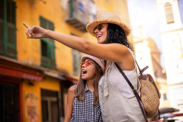 Turistka Její Dcera Procházejí Úzkých Uličkách Nice France Koncept Dovolené — Stock fotografie