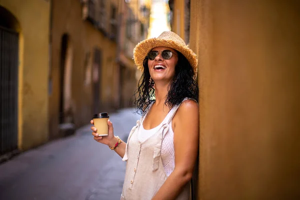 Krásná Žena Prochází Úzkých Uličkách Nice Francii Cestu Pije Kávu — Stock fotografie