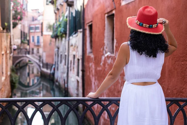 Uma Turista Com Chapéu Vermelho Está Olhando Para Canais Veneza — Fotografia de Stock