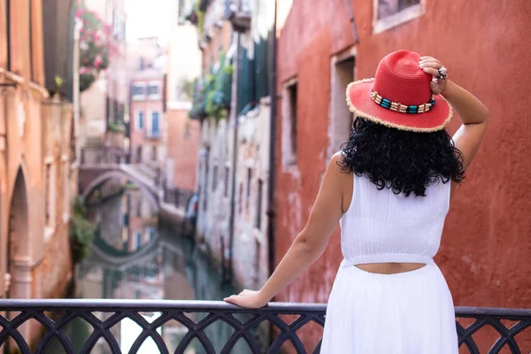 Uma Turista Com Chapéu Vermelho Está Olhando Para Canais Veneza — Fotografia de Stock